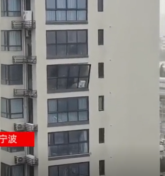 Warning! Typhoon fireworks caused high-rise doors and windows to fall off! Attention should be paid to the safety of doors, windows and curtain walls