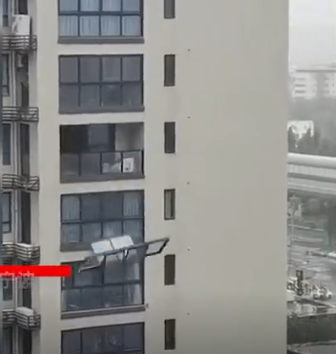 Warning! Typhoon fireworks caused high-rise doors and windows to fall off! Attention should be paid to the safety of doors, windows and curtain walls