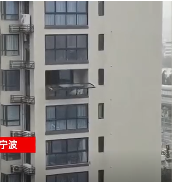 Warning! Typhoon fireworks caused high-rise doors and wi