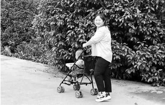 8年前在杭州因玻璃幕墙坠落而截肢的女孩，当妈妈了！