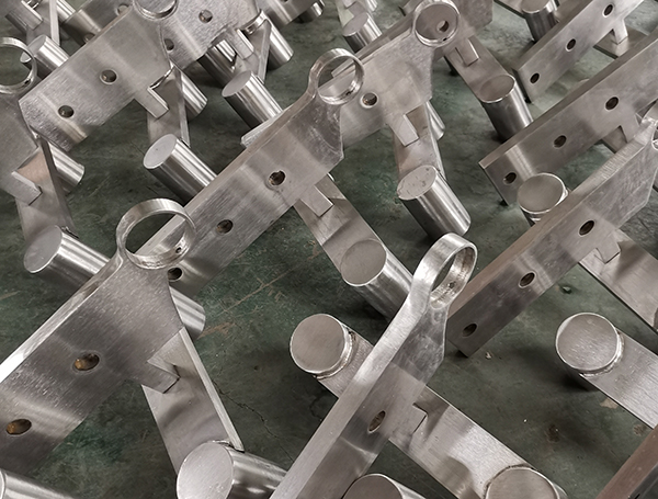 不锈钢制品的特点及广泛应用-不锈钢扶手立柱刀头